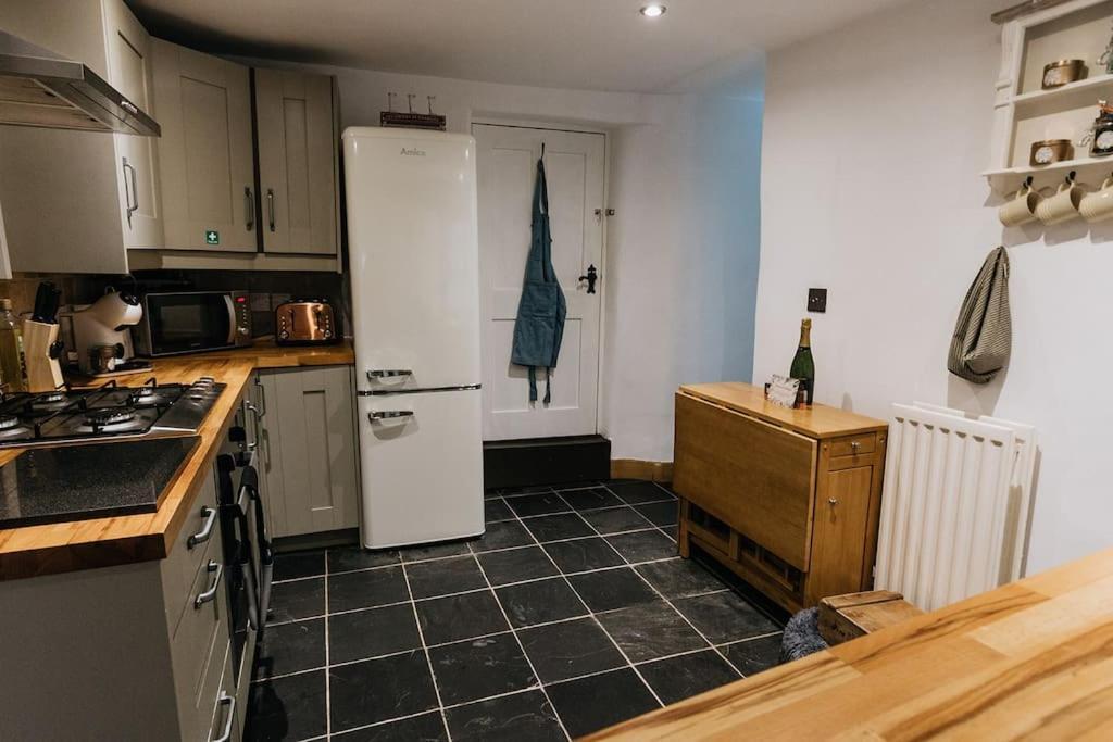 Fryers Cottage - Beautiful 2 Bedroom Town & Country Cottage On Edge Of Peak District Wirksworth Exterior foto